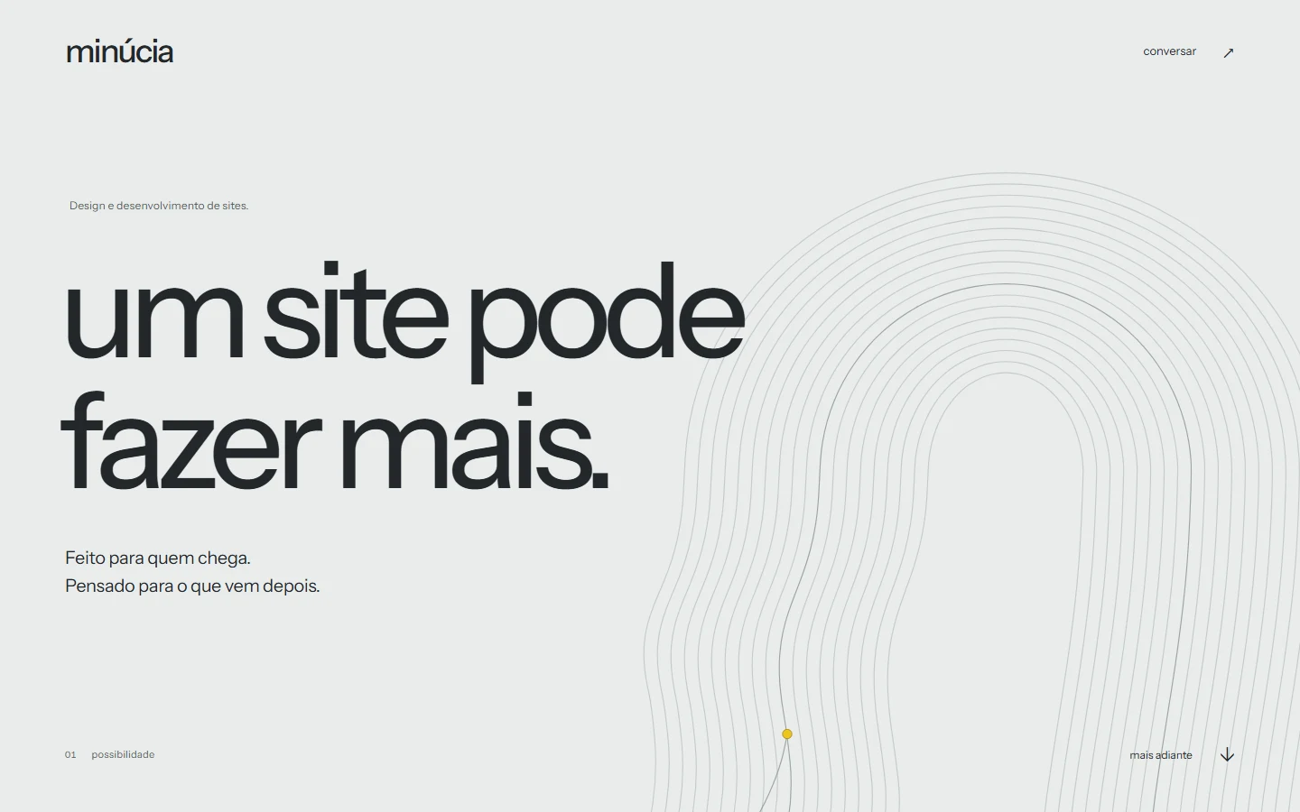 Abertura da Minúcia: “um site pode fazer mais.” à esquerda, curvas e uma bifurcação com um ponto amarelo à direita.